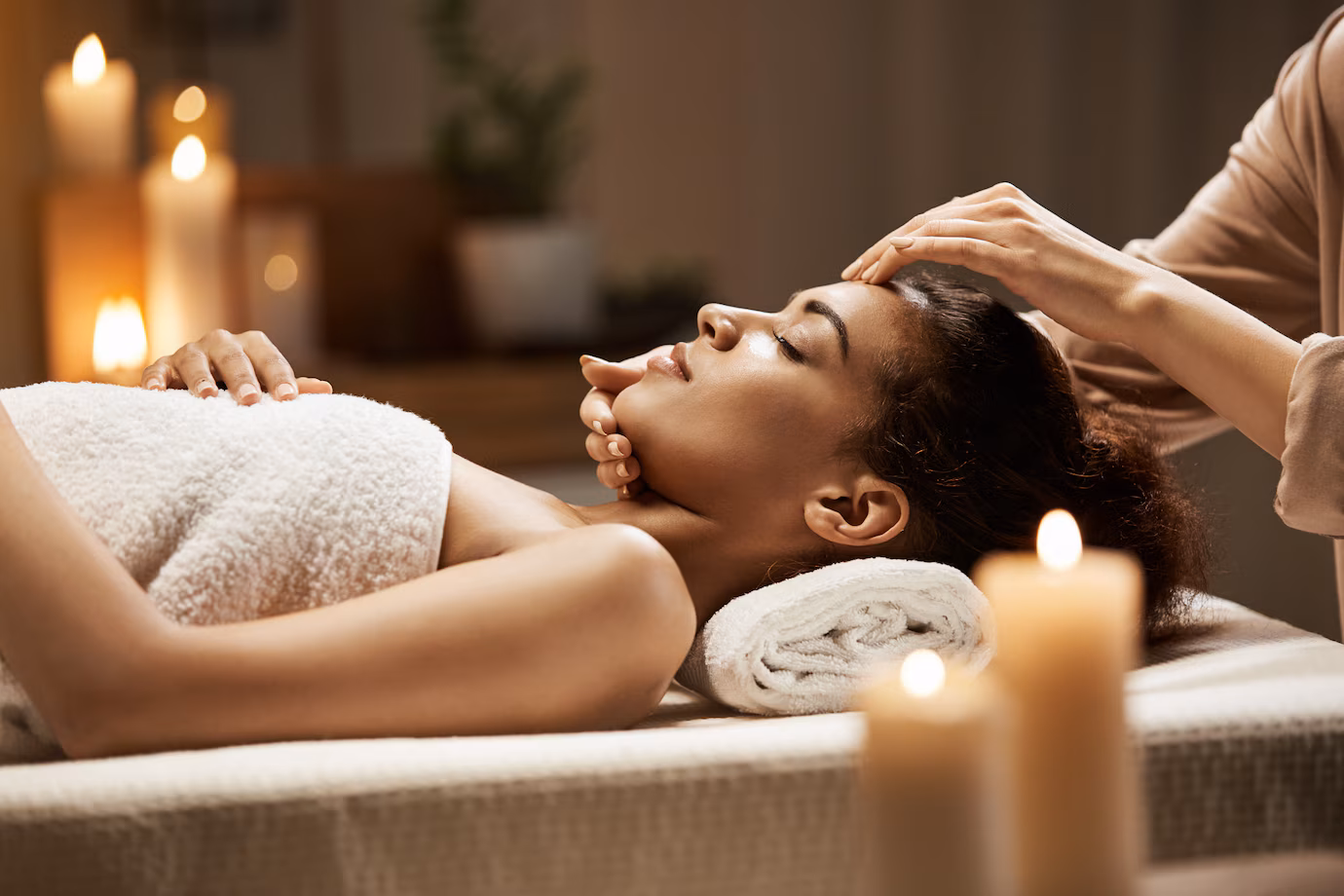 mujer africana atractiva que disfruta masaje facial salon balneario 176420 13955